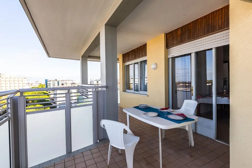 Inviting Apartment With Lateral sea View