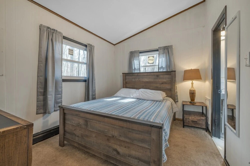Nostalgic & Cozy Cabin: Steps To Pines Lake! Pet Friendly! 2 Bedroom Cabin by Redawning