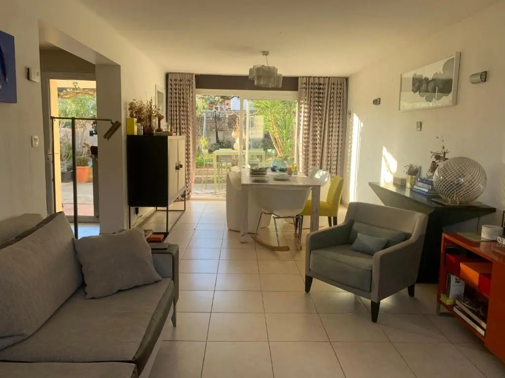 Bright and quiet house with two gardens north shade and south sun