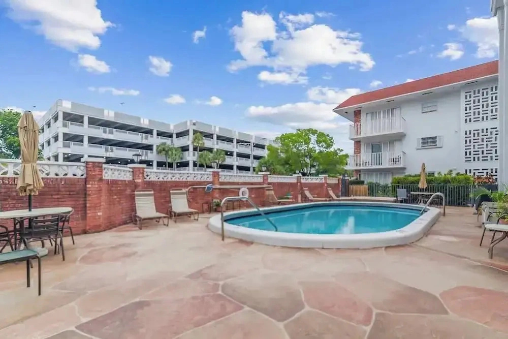 Colonial Manor Condos - Fort Lauderdale