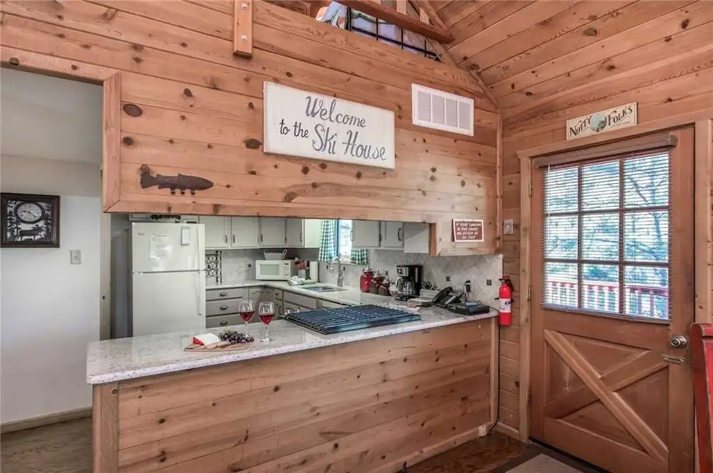 The Breathe Inn - Two Bedroom Cabin with Hot Tub