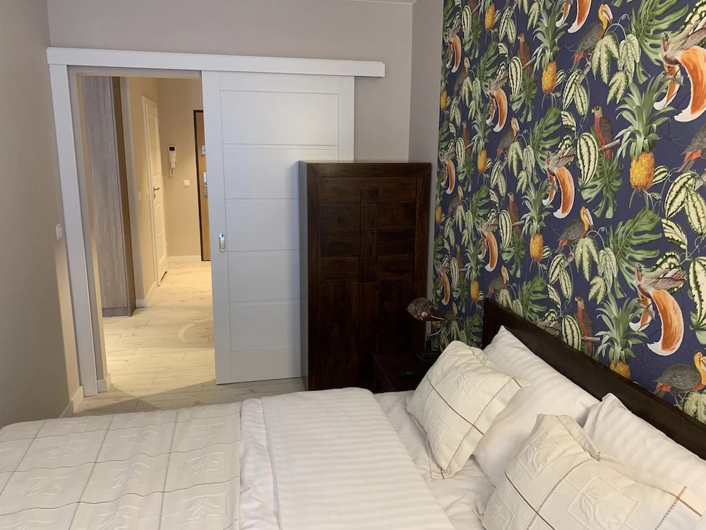 ApartmentSun Parrot
