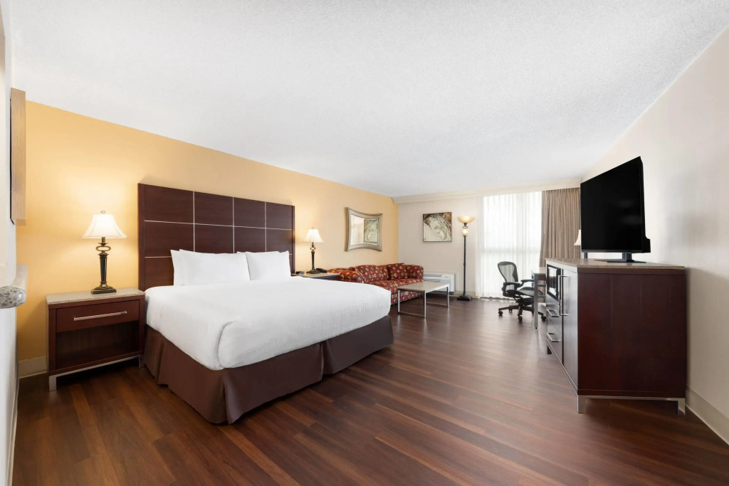 Wyndham Riverfront Hotel