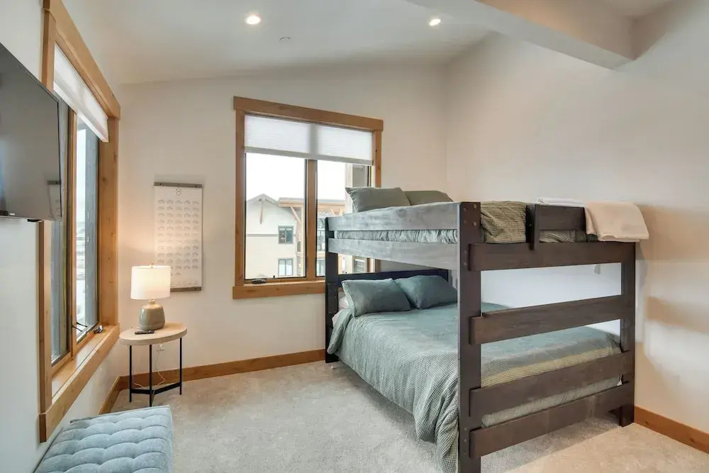 Winter Park Retreat: Balcony, Hot Tub & Fireplace!