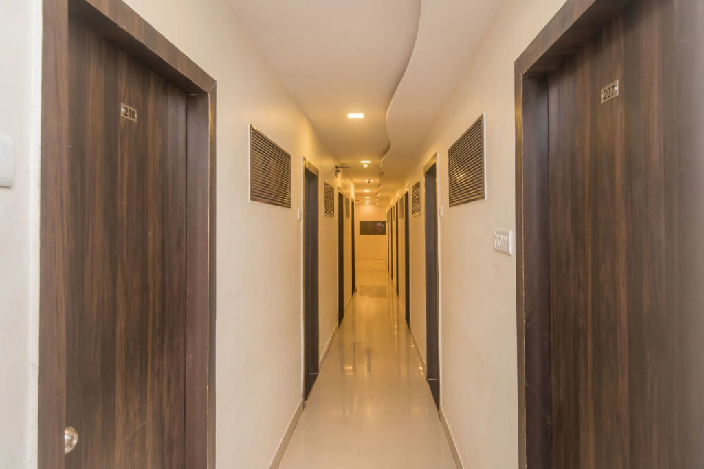 OYO 8678 Hotel Golden Nest