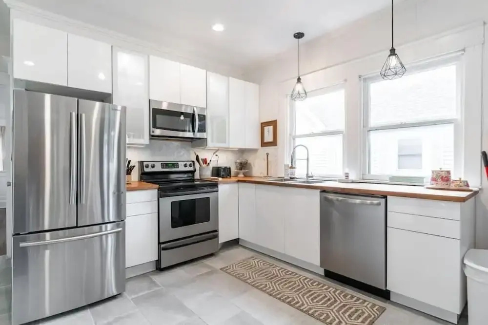 Spacious Duplex for 14 in Downtown