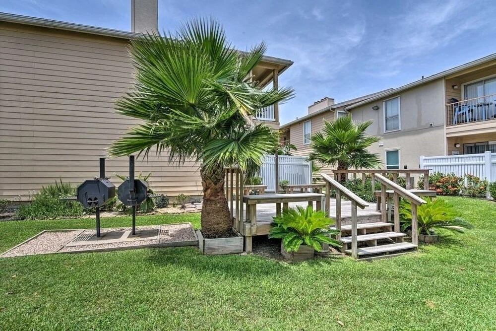Sea-turtle 302 - Lovely 2br Beach Condo With Resort Amenities! Walk To Beach! 2 Bedroom Condo by Redawning