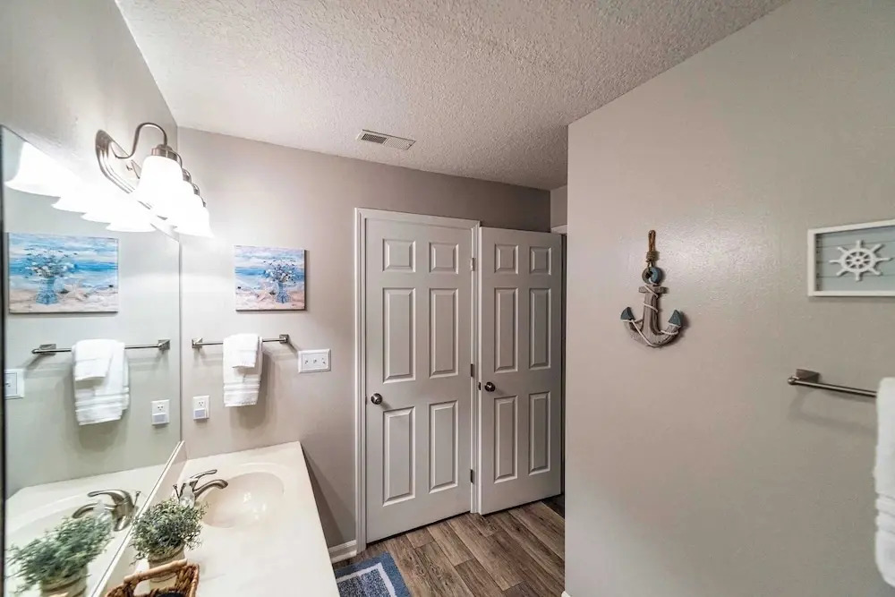Lazy L at the Lake Chic 3 BDR Condo w/ Boat Slip