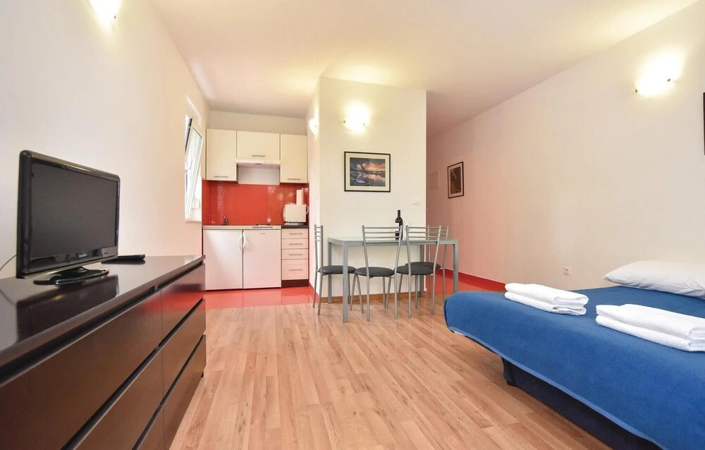 Awesome Home in Duce With Wifi and 9 Bedrooms
