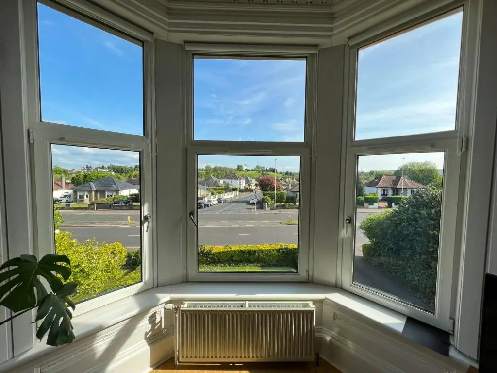 A Spacious Flat with Character - Private Car Space