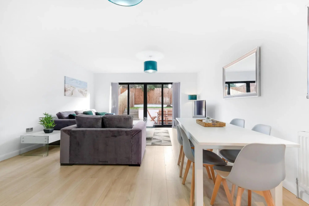 Modern 4 Bedroom House 03 With Parking in Farnham