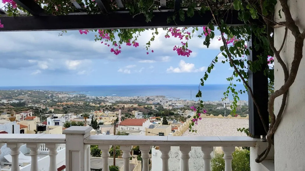 Magnificent View nice double room with shared pool and Ac