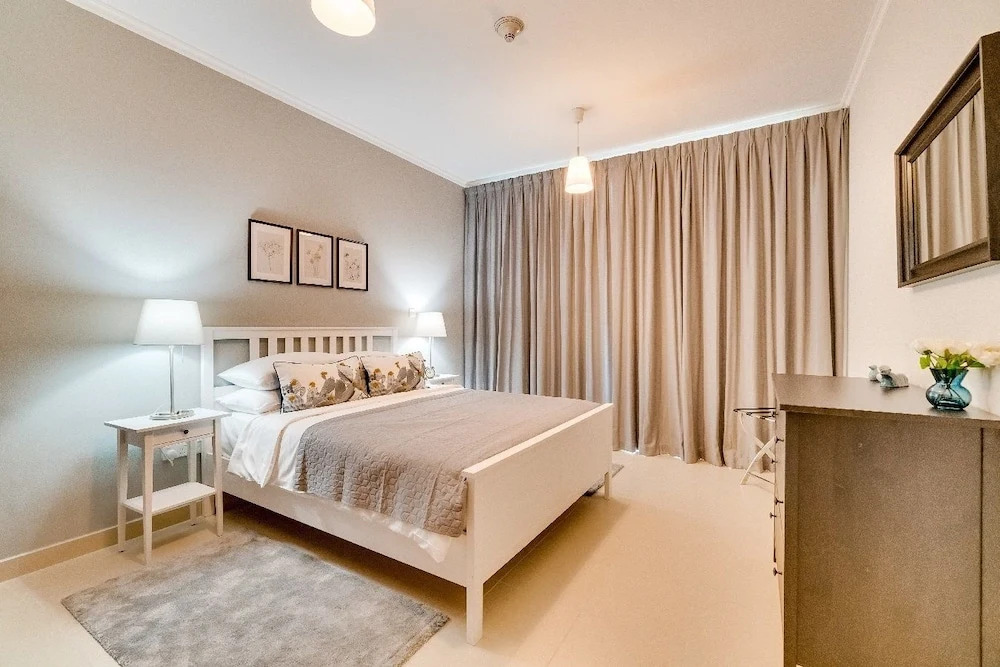 beautiful canal view 1-bedroom apartment in the heart of business bay