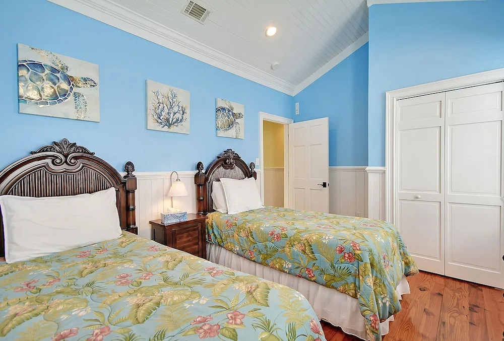 Sprawling Family W/ Pool & Game Room 6 Bedroom Home