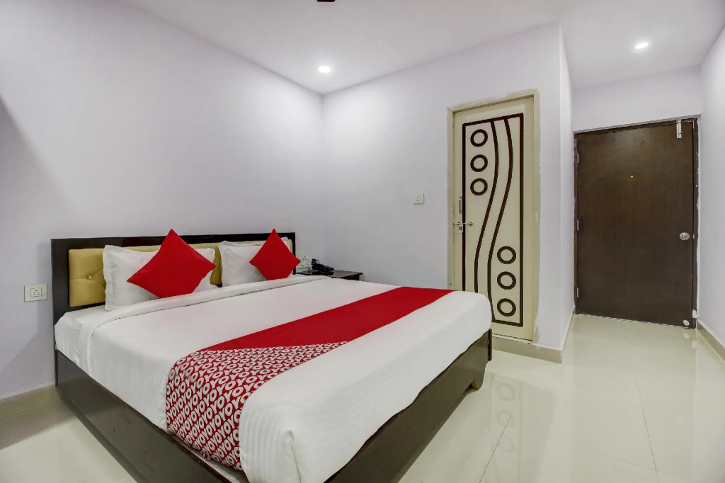 OYO Flagship 72818 Grand Mythri