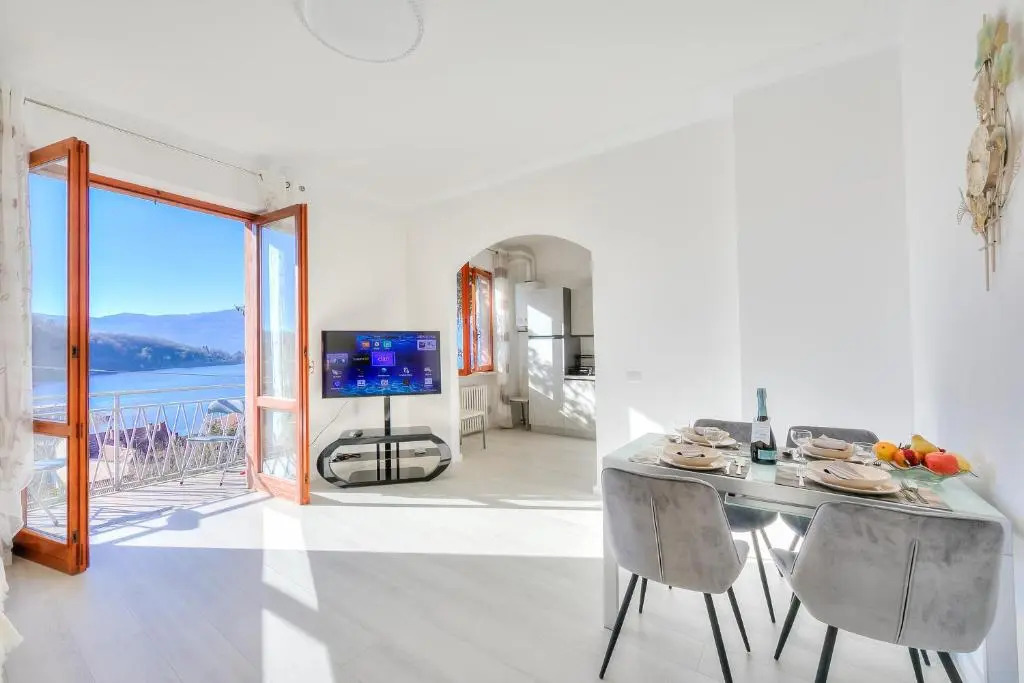 Sunny Apartment Lake View Laveno