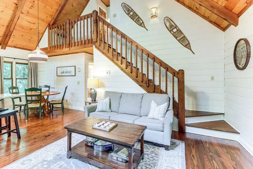 Creek Front Cabin w/ Hot Tub+fire Pit