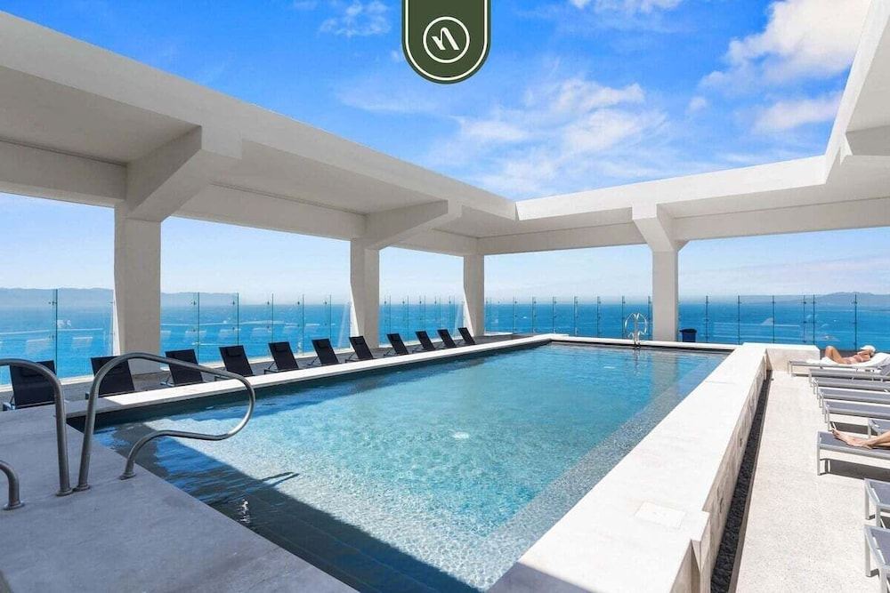 Brand New Oceanview Studio - Pools - Beach - Gym