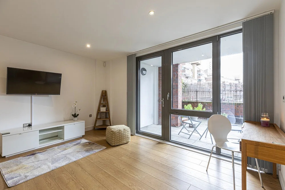 Stylish 2-bed flat w/ terrace in South East London