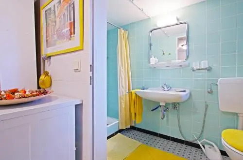 3 Private Rooms, 5 Persons (4520)