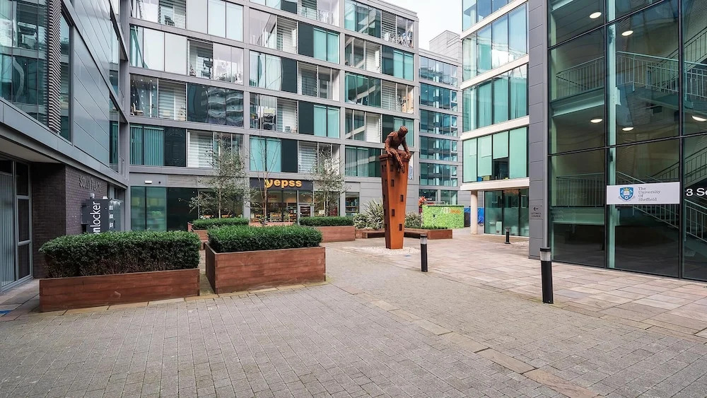 Bright, Stylish 2BR Apartment in Central Sheffield