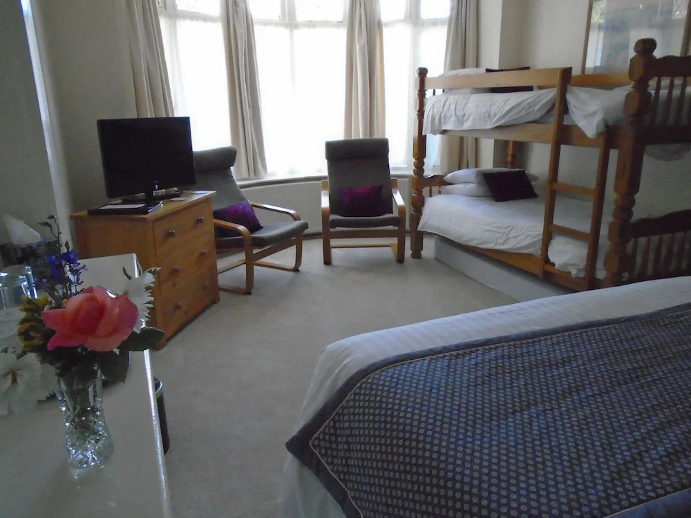 Trumbles Gatwick B&B, Peaceful Stay with Parking & Easy Airport Access