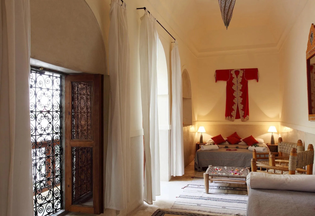 Riad white flowers