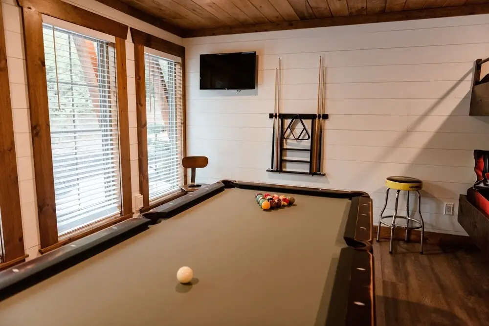 Bigfoots Retreat 2 Bedroom Chalet by RedAwning