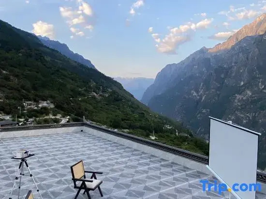 Hill Retreat | Mantu · Banshan Cliff Designer's Boutique Stay (Tiger Leaping Gorge Scenic Area)
