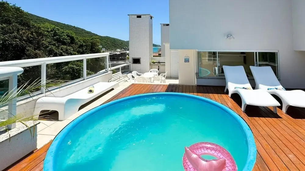 Apartamentos com piscinas na praia de Bombas