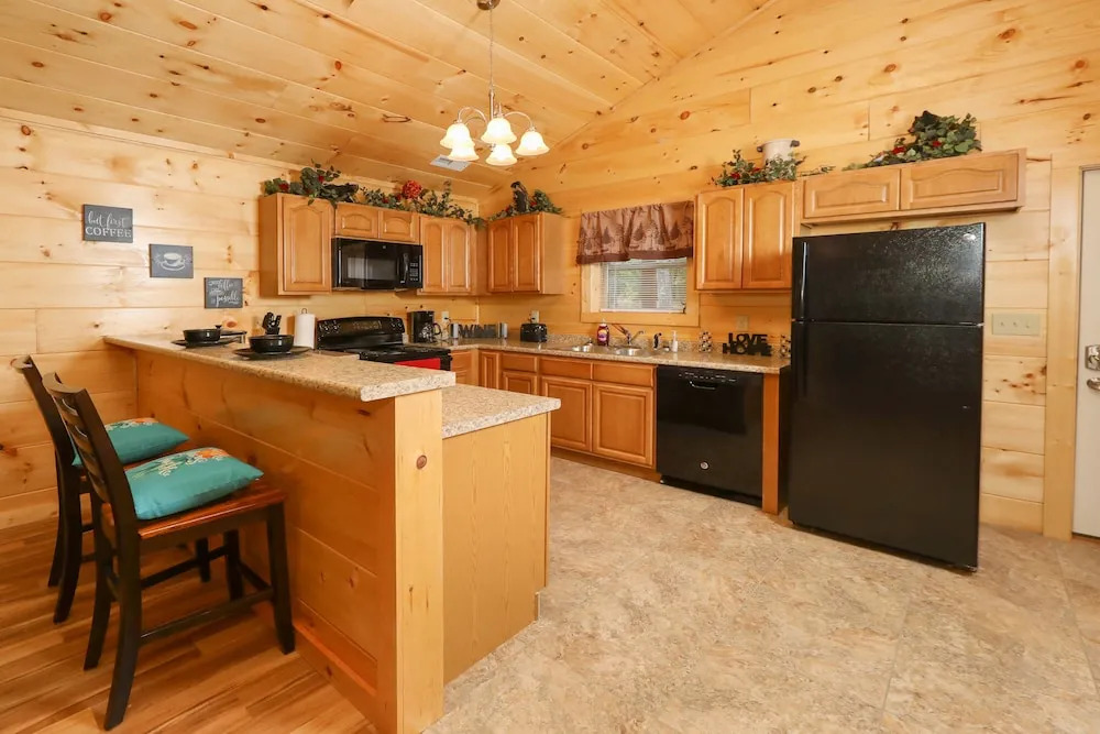 651 Country Oaks Dr Cabin