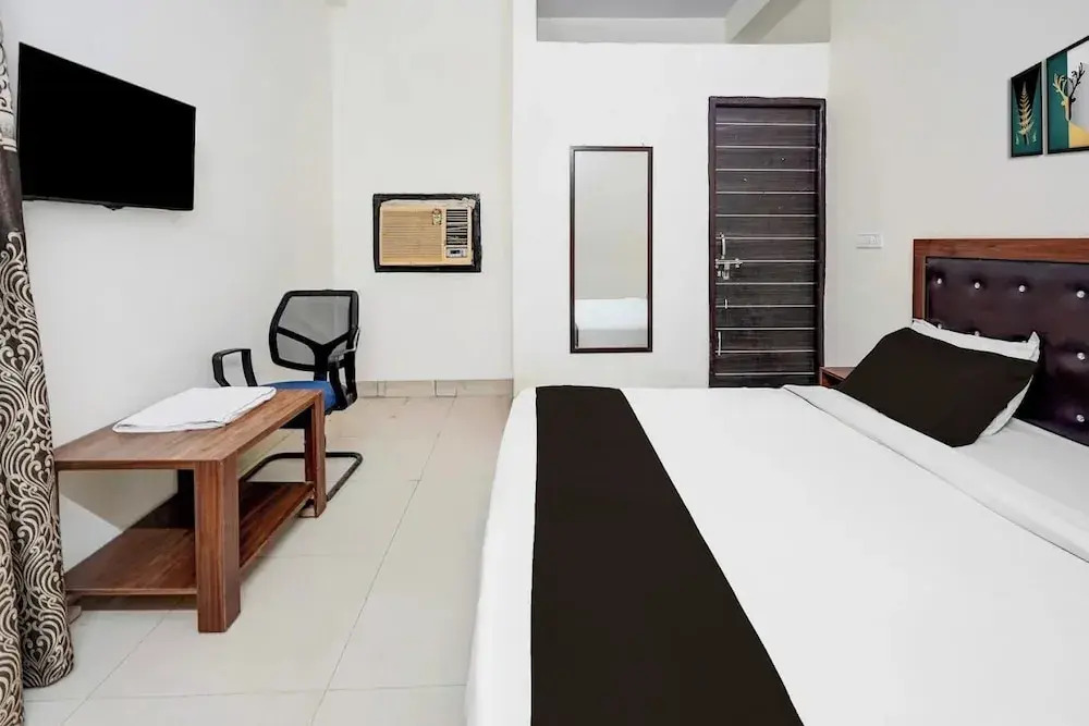 Hotel Heaven Peacock, Noida