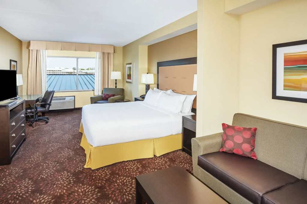 Holiday Inn Express & Suites Sandusky by IHG