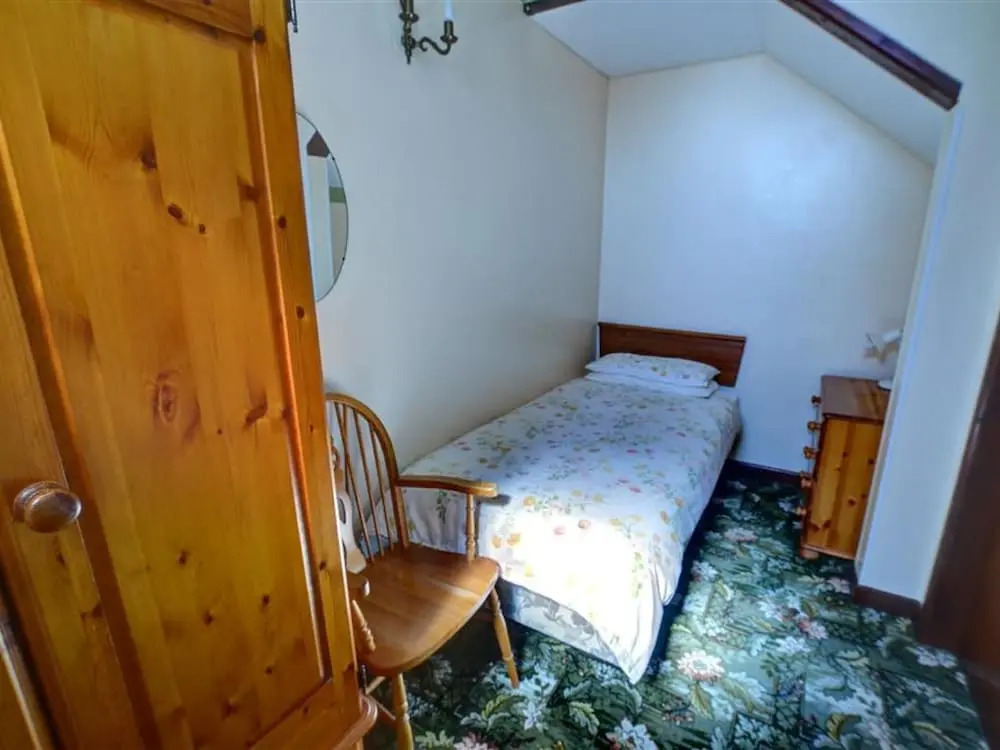 Ground-floor Apartment in Detached House set on 350-m Site