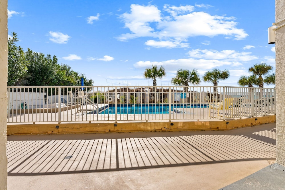 The Ambassador - Unit C5 - Studio King - On Pool Deck