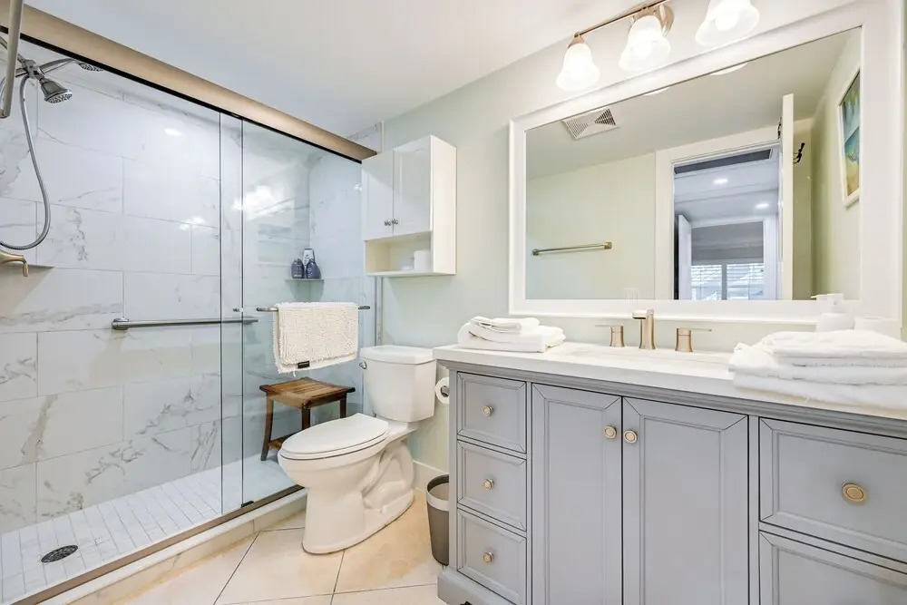 Naples Condo w/ Pool - Walk to Dining & Beach