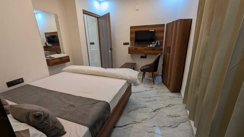Hotel R R Tripathi