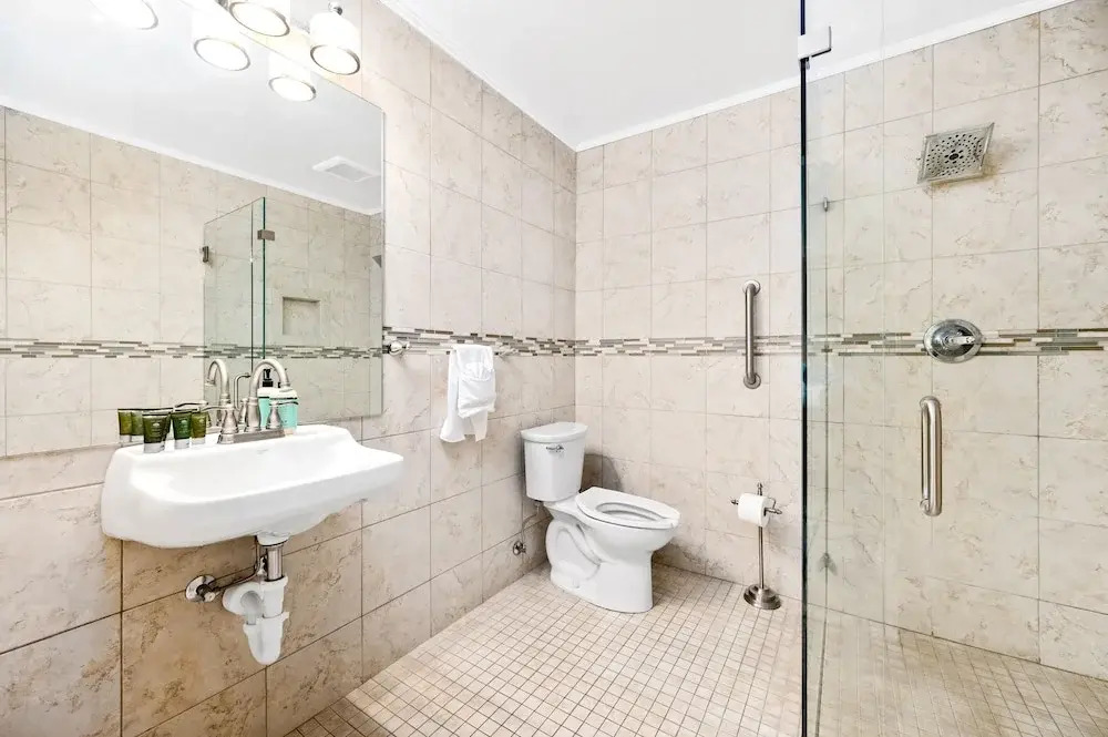 Gold Coast Inn ⁀➷ Breathtaking Sunsets ➠ Standard Lake View Room ➠ 106