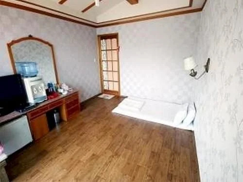Sunny Holiday Hotel