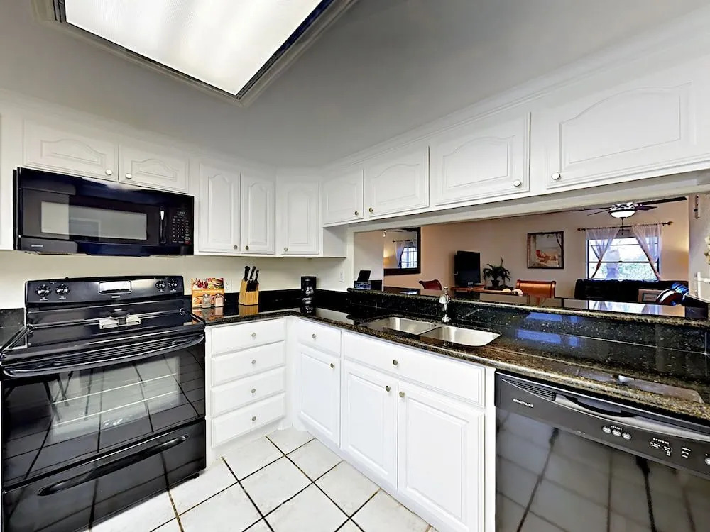 104 East Parade Condo Unit 17 - 2 Br condo by RedAwning