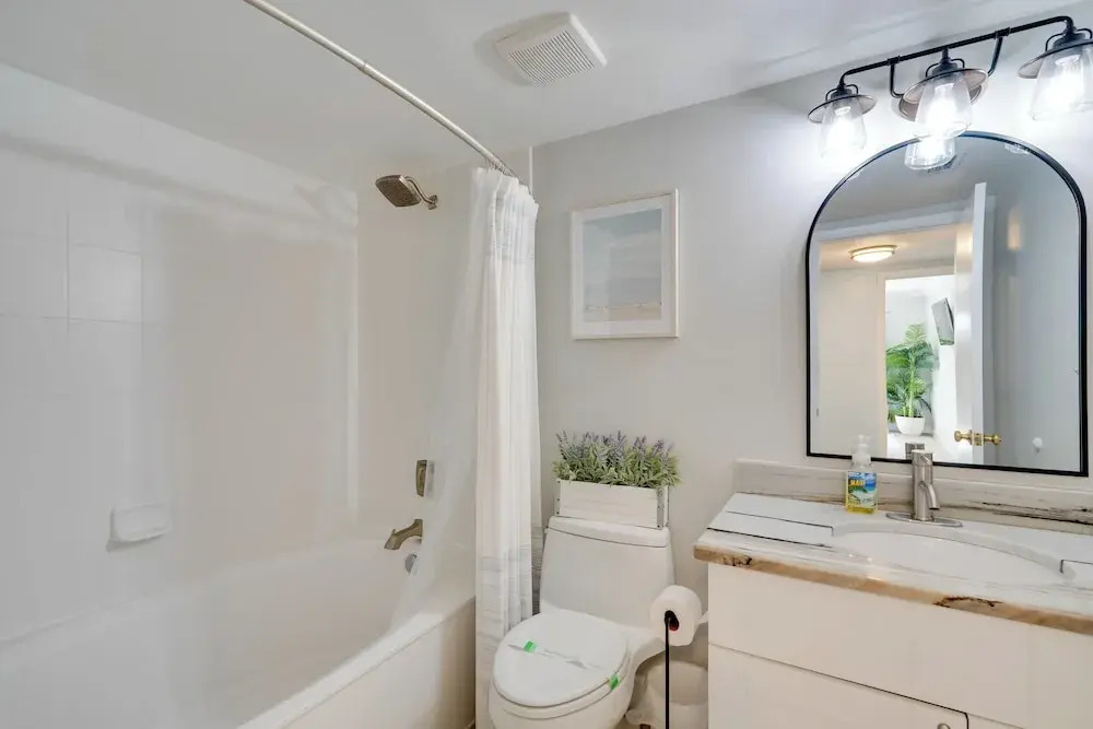 7 Mi to River District & Beach: Fort Myers Retreat