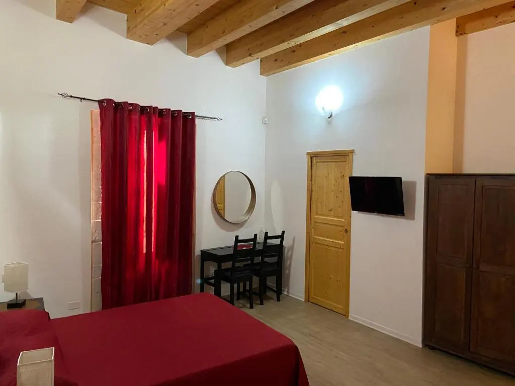 Decadracma rooms