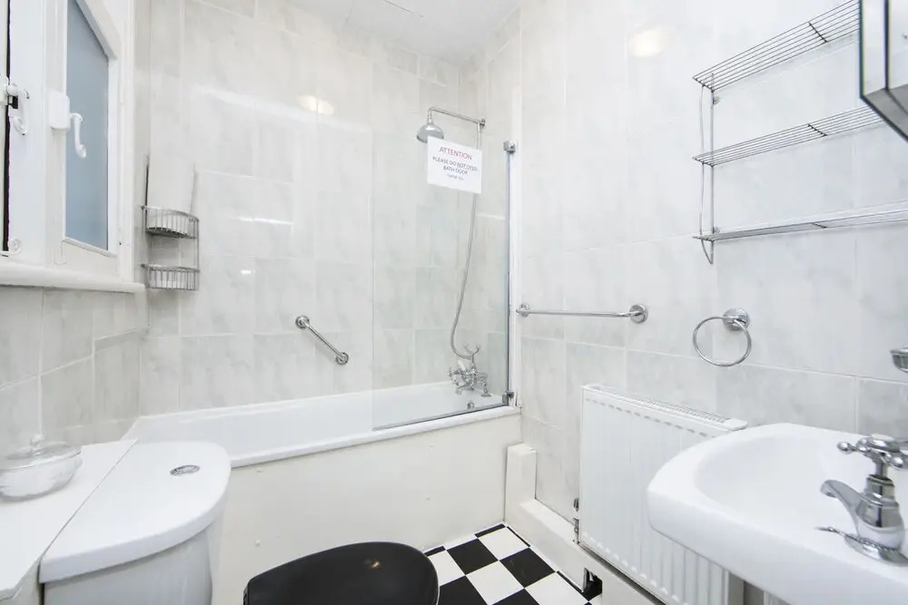 Queens Gardens - Large and Colourful 3 Bedroom Apartment in Bayswater
