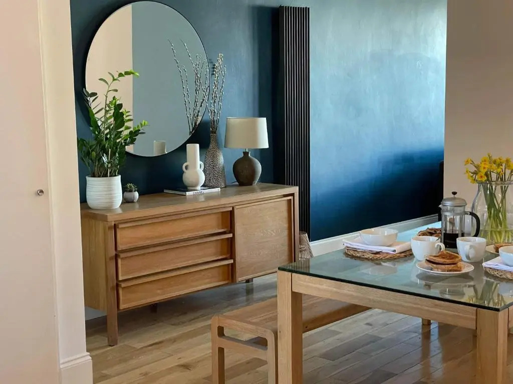 The Clock Tower Apartment - Large, Modern, 2 bed apartment, Southsea with Free parking - sleeps 4