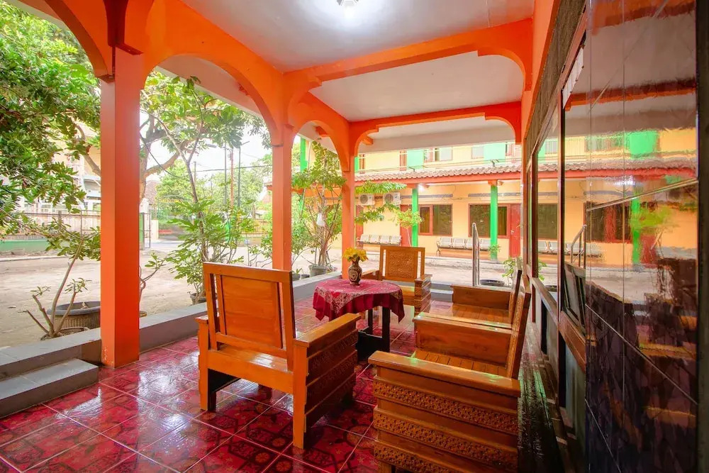 House 24 by OYO Rooms