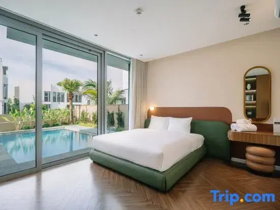 TRON Villa - 4BR Private Pool - Golfside Retreat