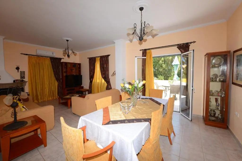 Roula's Studios & Apartment