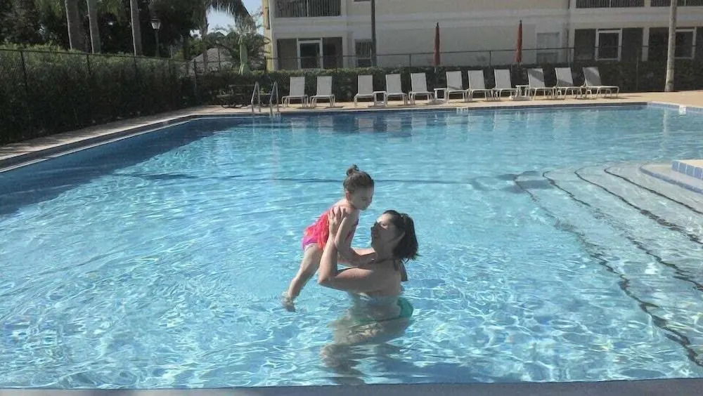 Near Theme Parks! Professional Design, Sleeps 7, Patio, Pool!
