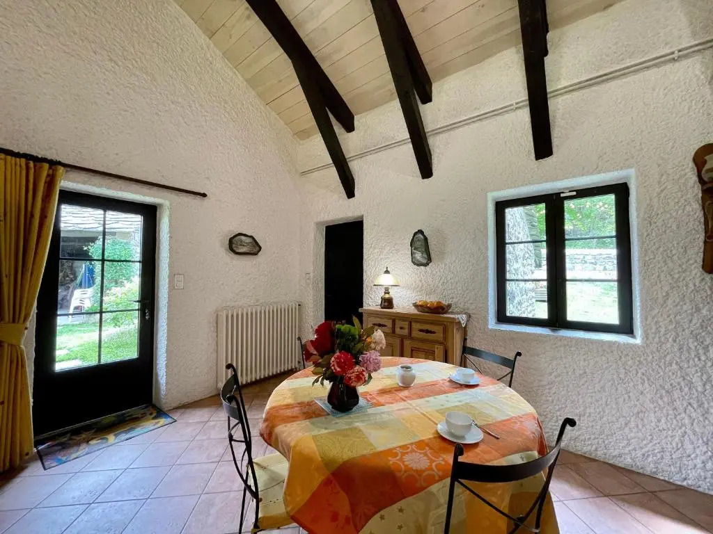 Maison isolée, au cœur des volcans, terrain clos, jeux, confort, cheminée, proche forêts et villages. - FR-1-582-285