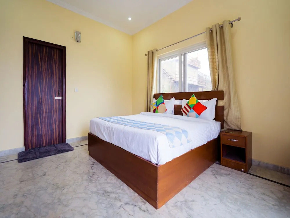 OYO Home 15236 Valley View Studio